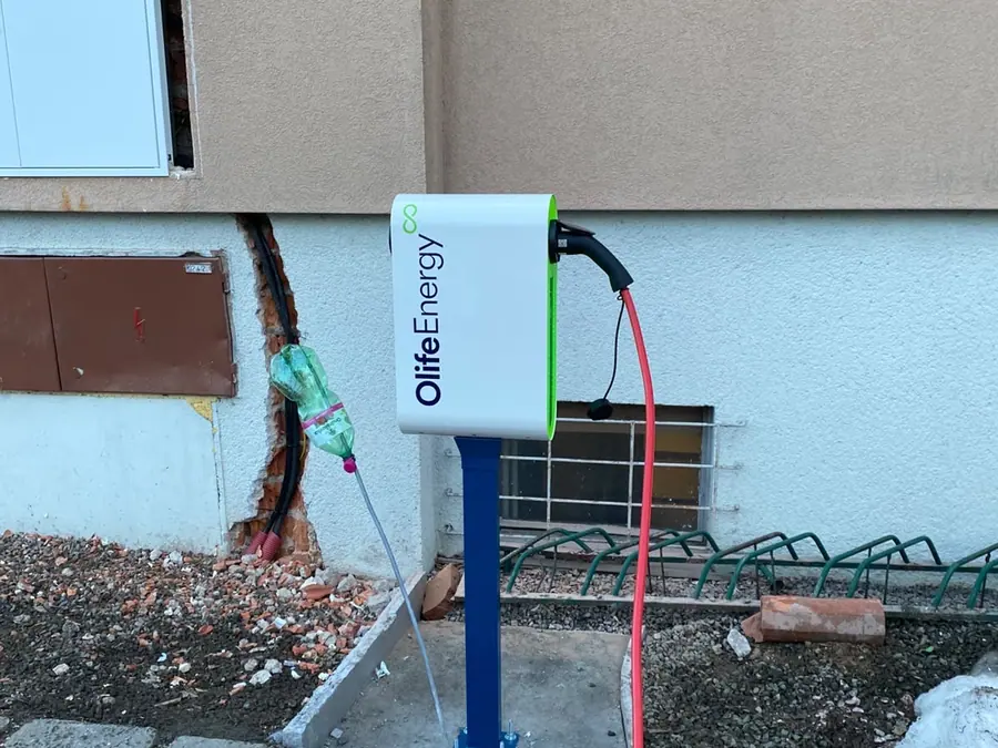 Nabíjecí stanice pro elektromobil u domu
