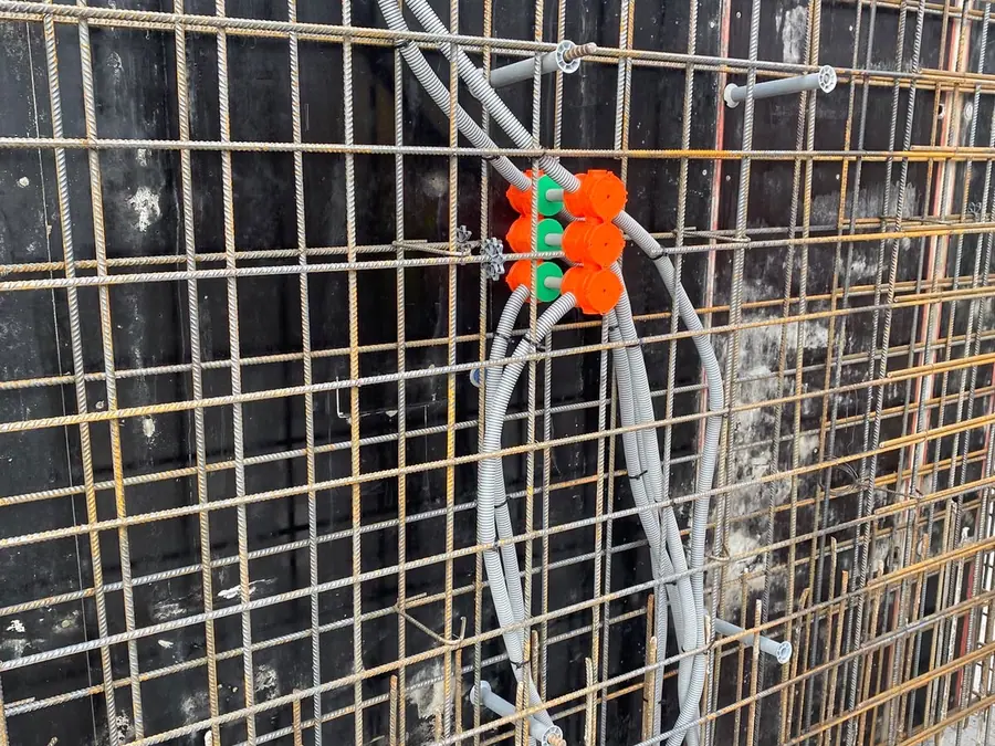 Elektrorozvody vedené ve stěnové armatuře