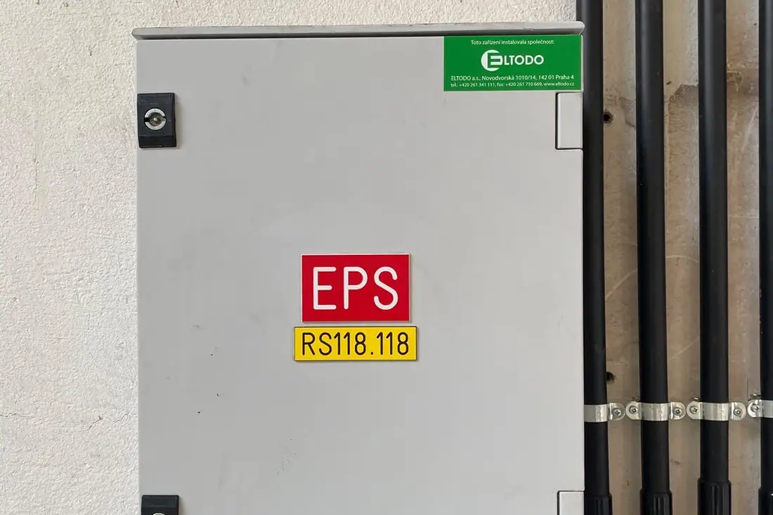 Ústředna EPS a kabelové trasy