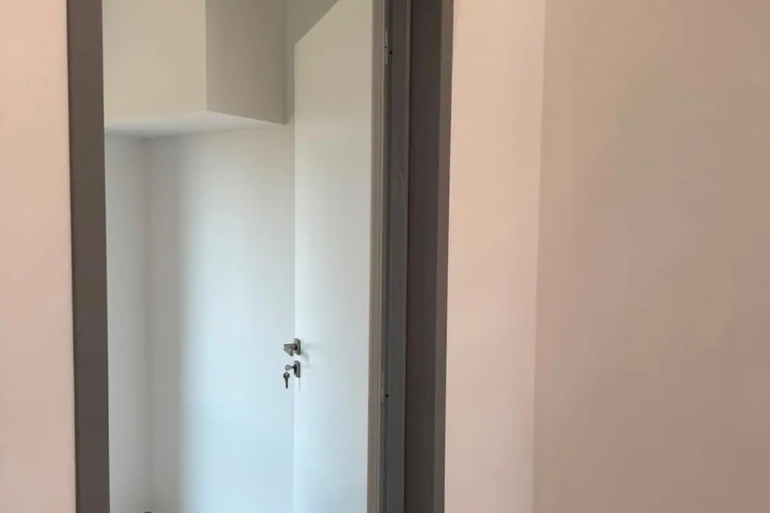 Omítnutý interiér připravený k předání
