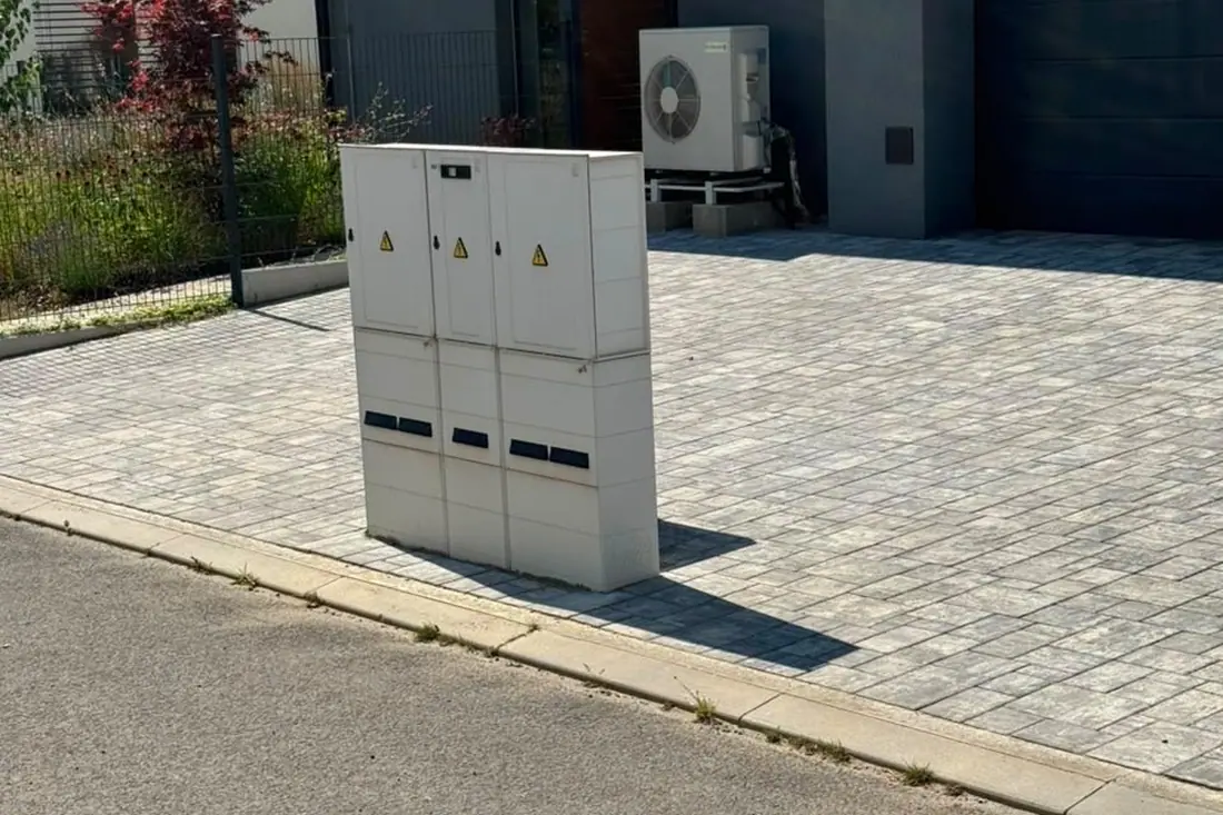 Hotové domy s elektroměrovými pilíři