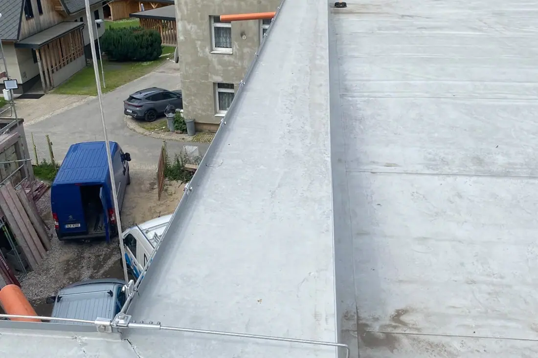 Hotová plochá střecha objektu