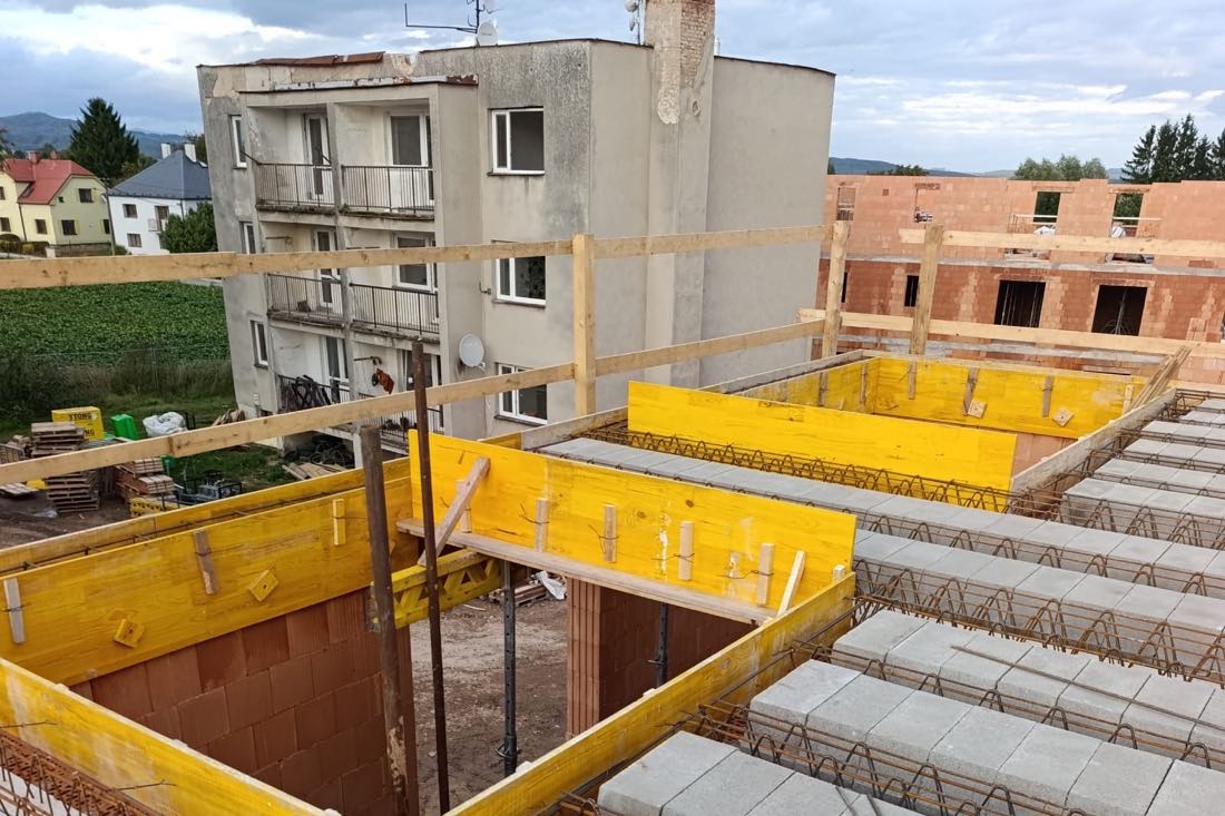 Stropní vložky a bednění věnce nad zdivem
