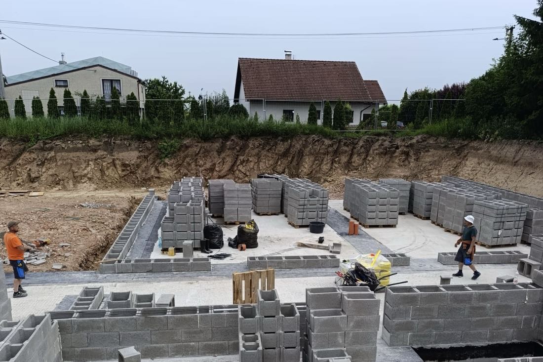 Základové pasy ze ztraceného bednění ve výkopu