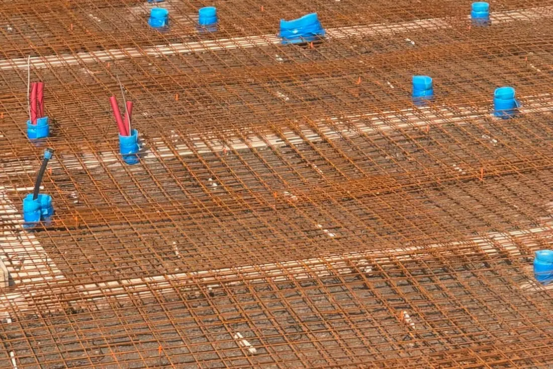 Základová deska připravená k betonáži