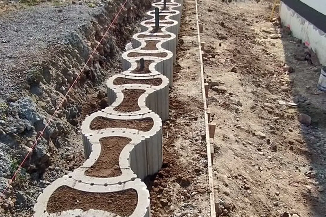 Opěrná zeď z betonových tvárnic