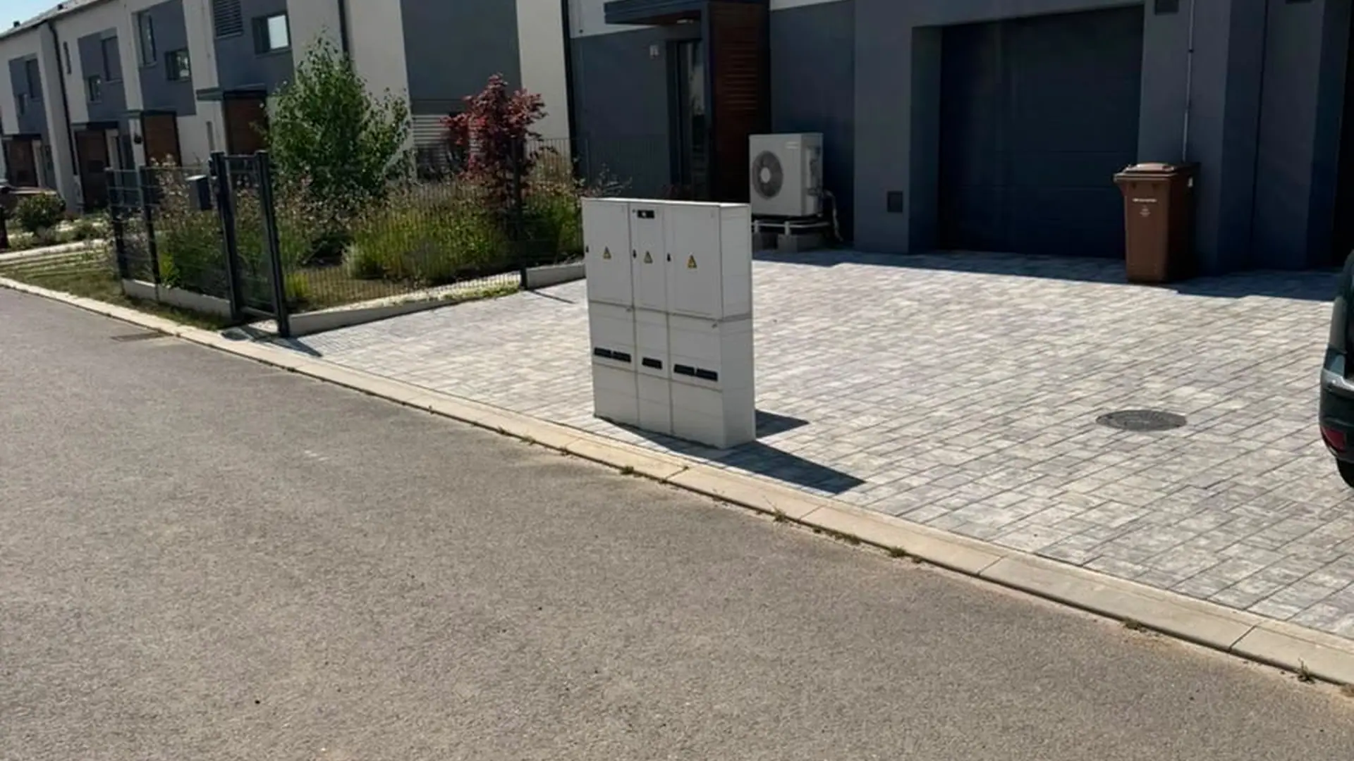 Dokončené řadové domy s elektroměrovými pilíři