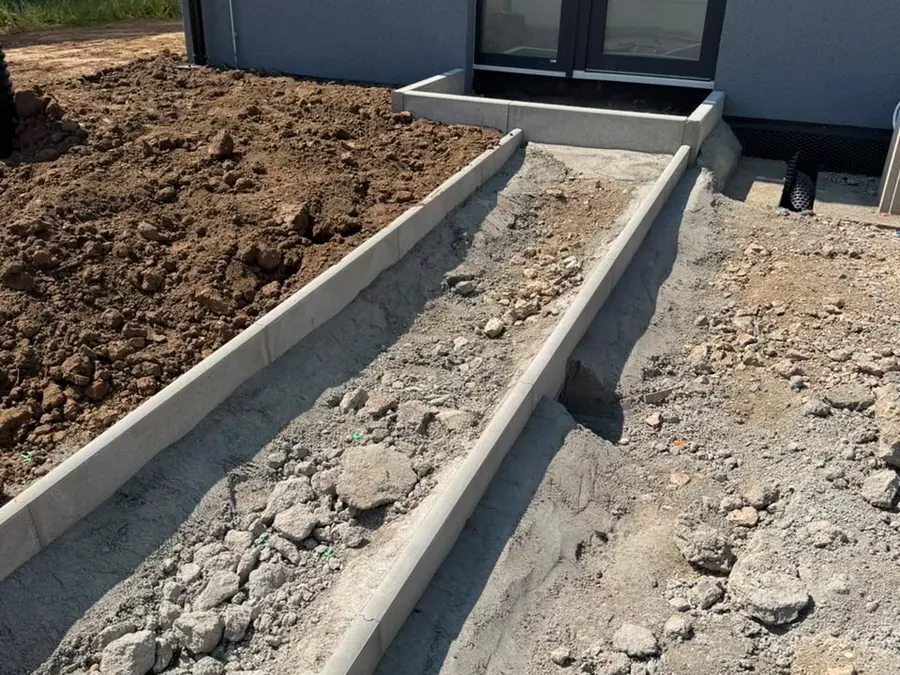 Výkop pro základ podél objektu